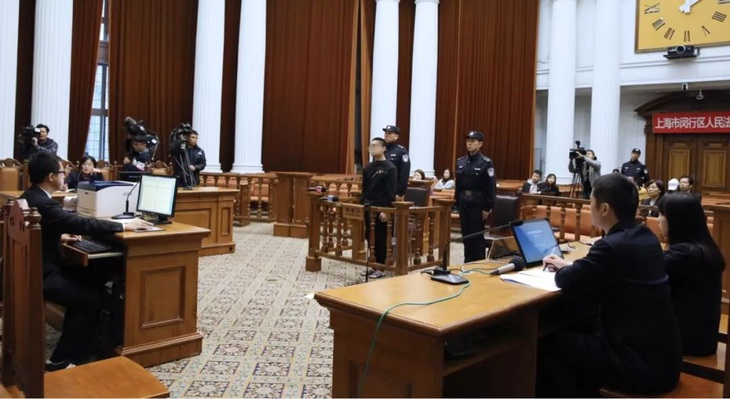 Ném đồ đạc xuống đất từ trên nhà lầu cao, lãnh án 1 năm tù - Ảnh 1. Ném đồ đạc xuống đất từ trên nhà lầu cao, lãnh án 1 năm tù - Ảnh 1.