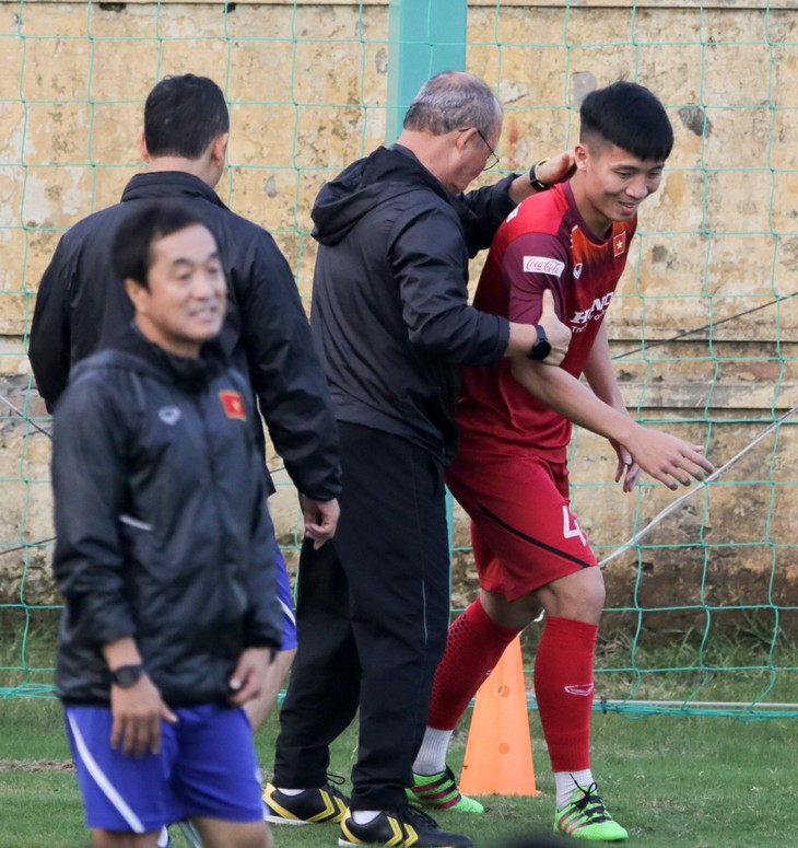 Đình Trọng mặc áo gió ép cân, tập tích cực nuôi hi vọng dự SEA Games 2019 - Ảnh 9.