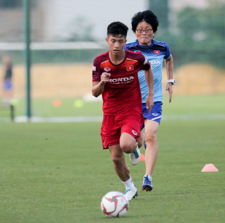 Đình Trọng mặc áo gió ép cân, tập tích cực nuôi hi vọng dự SEA Games 2019 - Ảnh 4.