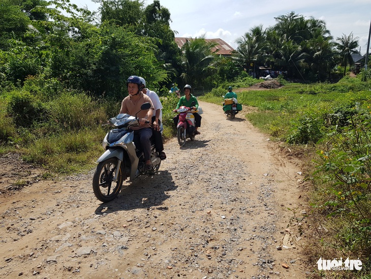 Cầu Tân An thắt nút cổ chai vì 100m đường dẫn vướng giải tỏa mặt bằng - Ảnh 4.