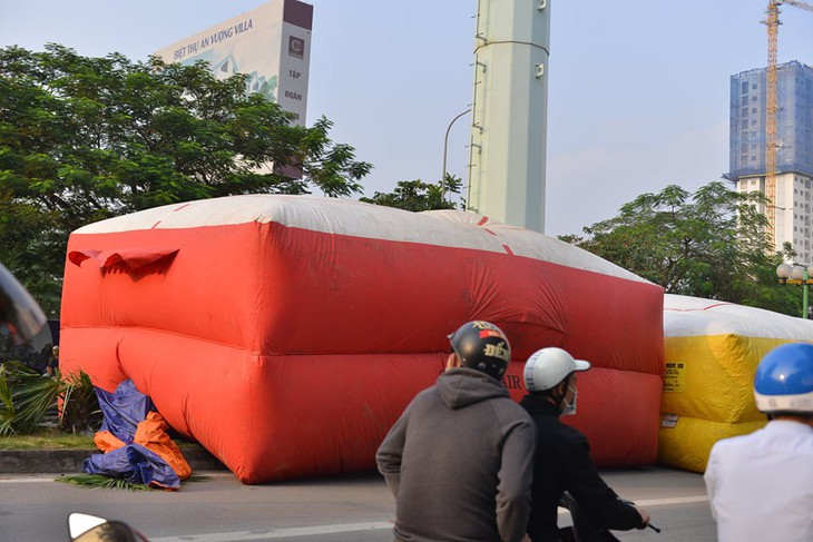 Cảnh sát đưa xe thang và đệm hơi ứng cứu thanh niên cố thủ trên cột điện cao thế - Ảnh 5.