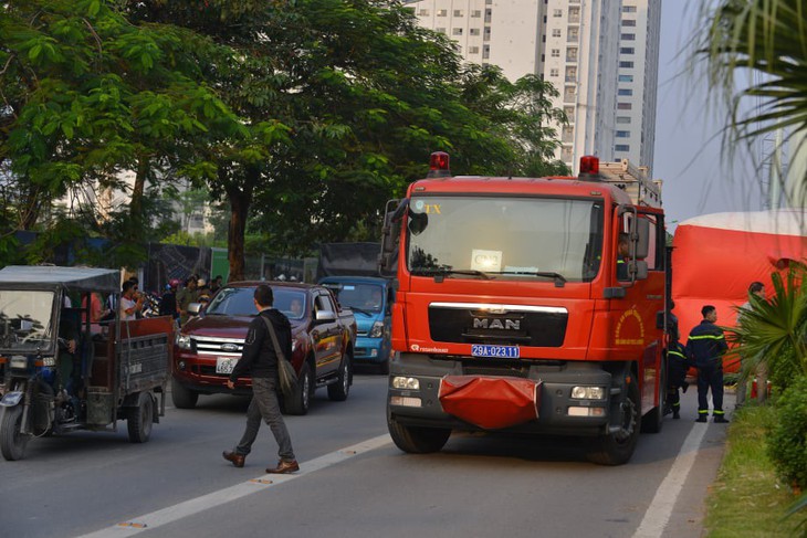 Cảnh sát đưa xe thang và đệm hơi ứng cứu thanh niên cố thủ trên cột điện cao thế - Ảnh 4.