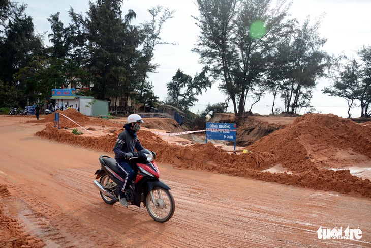 Cát đỏ trôi như thác lũ, đường ven biển sạt lở nghiêm trọng - Ảnh 6.