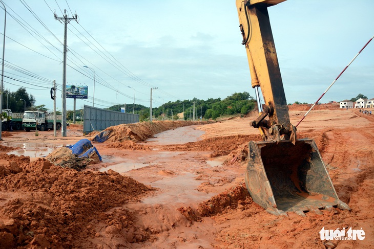 Cát đỏ trôi như thác lũ, đường ven biển sạt lở nghiêm trọng - Ảnh 9.