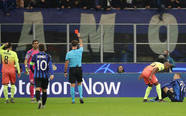 Jesus đá hỏng penalty, Bravo nhận thẻ đỏ, Man City đứt mạch chiến thắng