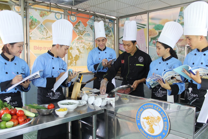 Học hành dở dang vẫn có cách để tiến thân lập nghiệp - Ảnh 1. Học hành dở dang vẫn có cách để tiến thân lập nghiệp - Ảnh 1.