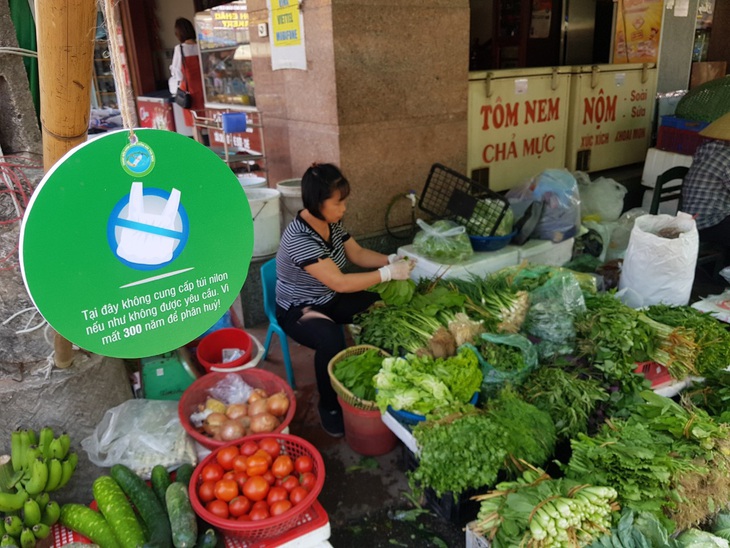 Tại đây không cung cấp túi nilông nếu không yêu cầu - Ảnh 2.