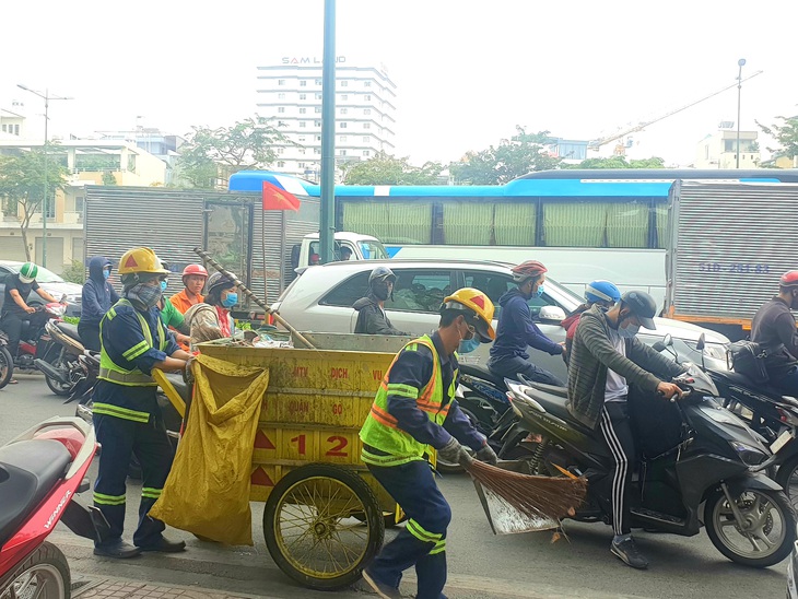 Nhà hàng, quán ăn tưng bừng, kín bàn từ sớm chờ trận chung kết U22 Việt Nam - Ảnh 8.