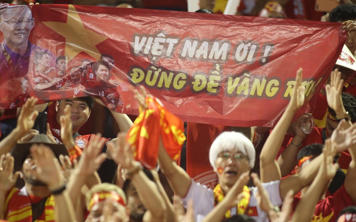 Người hâm mộ khắp nơi cổ vũ U22 Việt Nam đá chung kết SEA Games