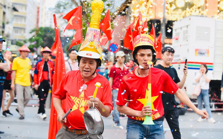 Người hâm mộ khắp nơi cổ vũ U22 Việt Nam đá chung kết SEA Games