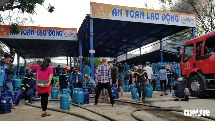 Cháy xưởng gỗ 500m2 cạnh kho gas trên đường Nguyễn Công Hoan, Đà Nẵng - Ảnh 3.