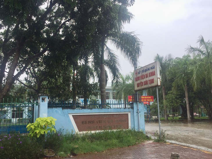 Khởi tố phó giám đốc và cán bộ Bệnh viện huyện Sơn Tịnh - Ảnh 1.