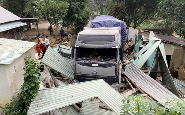 Tài xế xe container đâm sập nhà dân có nồng độ cồn trong máu cao