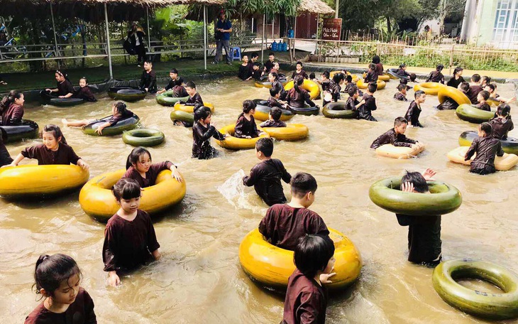 Bị ba rầy la, con lớp 7 trường quốc tế điện thoại báo phường - Ảnh 1. Bị ba rầy la, con lớp 7 trường quốc tế điện thoại báo phường - Ảnh 1.