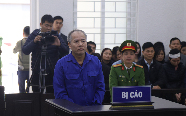 Bị cáo bật khóc tại tòa khi nghe tả lại vụ thảm sát 4 người nhà em trai ruột