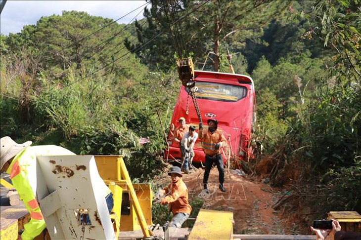 Ôtô chở khách TP.HCM mất phanh, lao xuống vực ở Đà Lạt, 15 người thoát nạn - Ảnh 1.