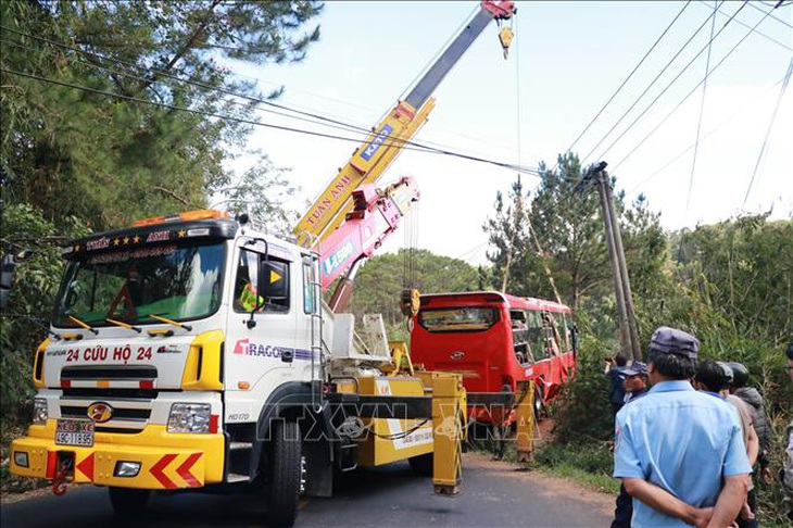 Ôtô chở khách TP.HCM mất phanh, lao xuống vực ở Đà Lạt, 15 người thoát nạn - Ảnh 2.