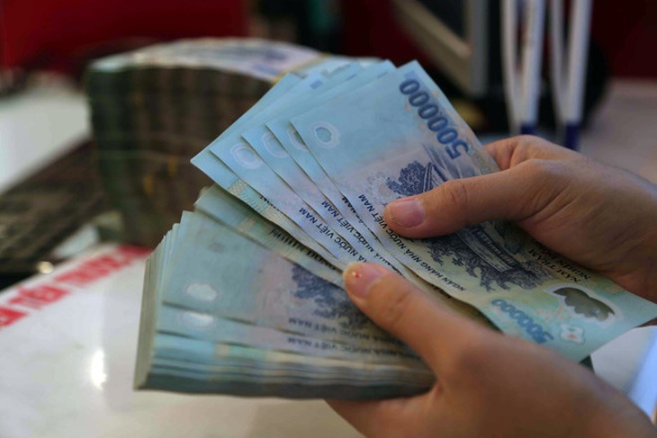Từ 1-1-2021 lương của chồng có thể chuyển về tài khoản vợ - Ảnh 1. Từ 1-1-2021 lương của chồng có thể chuyển về tài khoản vợ - Ảnh 1.