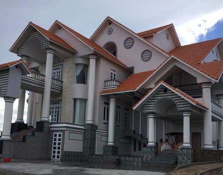 Đạn bắn vào phòng ngủ của đại gia Sông Đốc ngay giữa trưa? - Ảnh 1. Đạn bắn vào phòng ngủ của đại gia Sông Đốc ngay giữa trưa? - Ảnh 1.