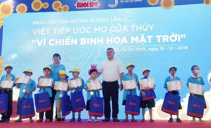 Bệnh nhi ung thư mong mỏi: Hết bệnh, con lại về đi học - Ảnh 1.