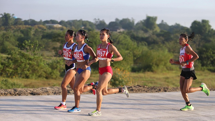 Vận động viên Việt Nam không thể cứ ăn gói mì tôm sau khi chạy 42km - Ảnh 1.