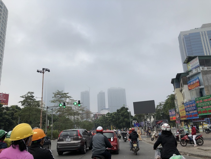Sáng đầu tuần, trời Hà Nội mịt mờ như... Sa Pa - Ảnh 3.
