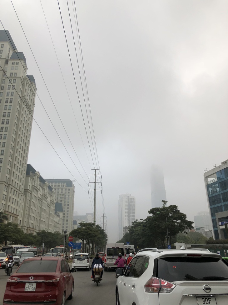 Sáng đầu tuần, trời Hà Nội mịt mờ như... Sa Pa - Ảnh 2.