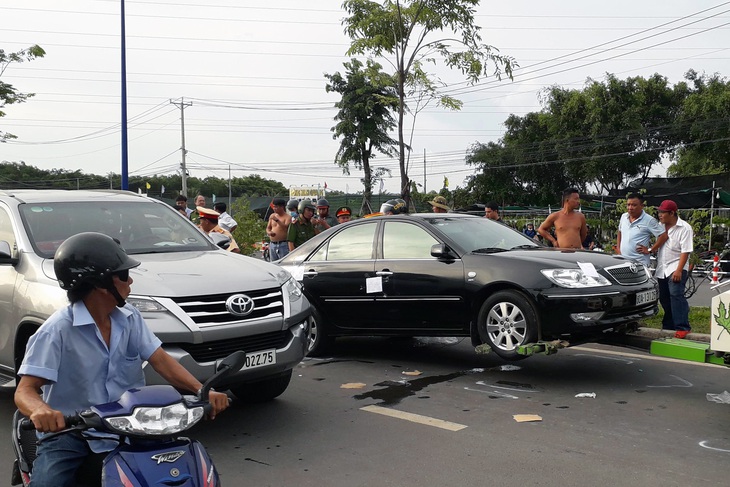 Chuyển công tác 3 sĩ quan cấp tá vụ giang hồ vây xe chở công an - Ảnh 2.