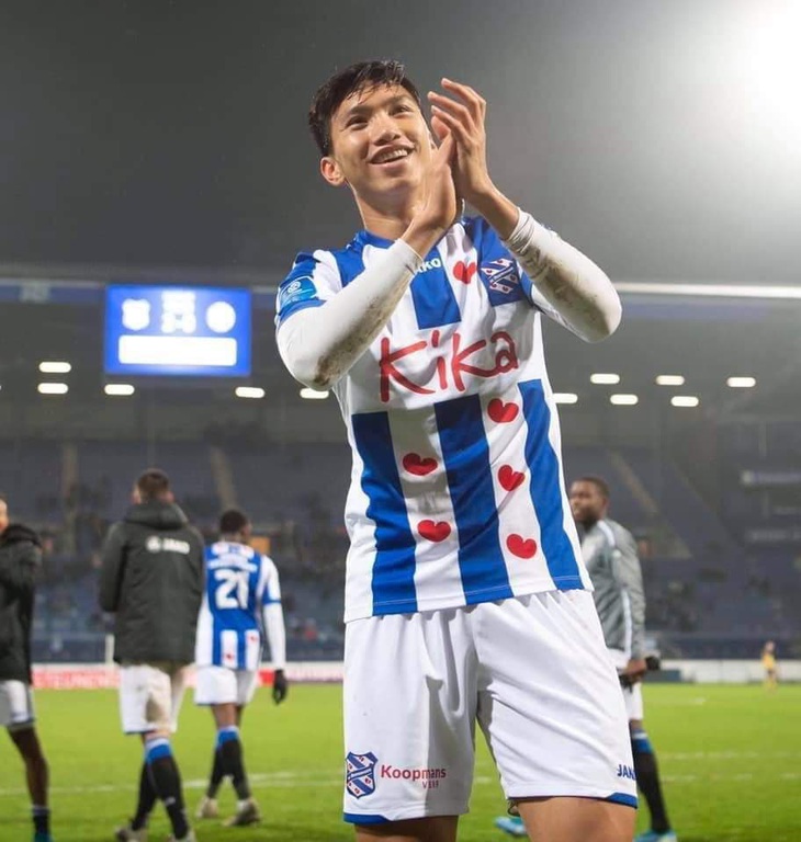 Văn Hậu ra sân lần đầu và ăn mừng chiến thắng với Heerenveen - Ảnh 2.