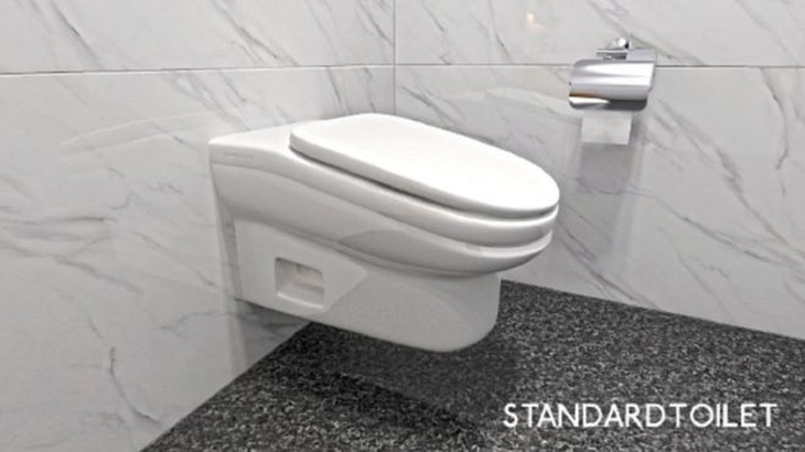 Bồn cầu nghiêng chống lướt mạng trong toilet, dân mạng nổi nóng - Ảnh 1.