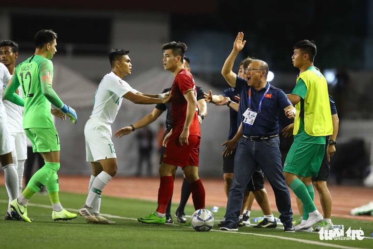 Phút 73, cầu thủ 2 bên lao vào nhau, ông Park kéo áo Tiến Linh lại - Ảnh 2.