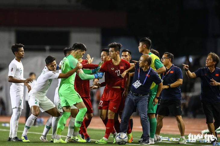 Phút 73, cầu thủ 2 bên lao vào nhau, ông Park kéo áo Tiến Linh lại - Ảnh 4.