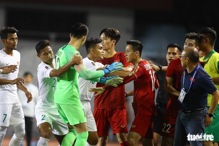 Phút 73, cầu thủ 2 bên lao vào nhau, ông Park kéo áo Tiến Linh lại - Ảnh 3.