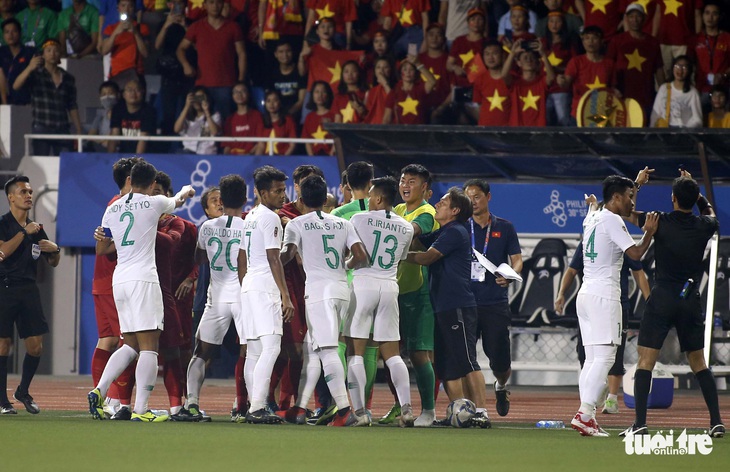 Phút 73, cầu thủ 2 bên lao vào nhau, ông Park kéo áo Tiến Linh lại - Ảnh 5.