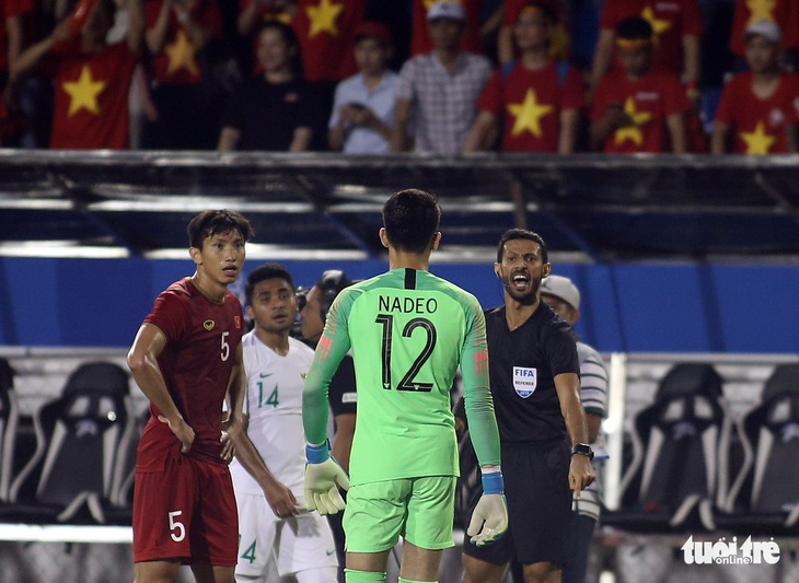 Phút 73, cầu thủ 2 bên lao vào nhau, ông Park kéo áo Tiến Linh lại - Ảnh 7.