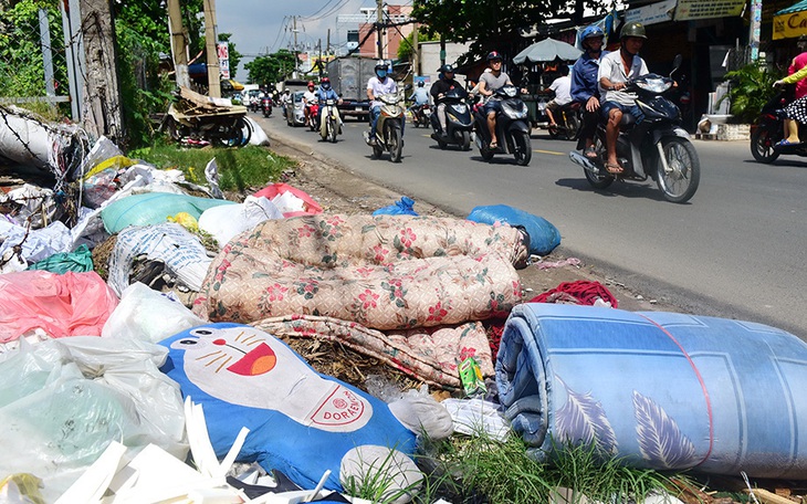 Khổ vì... rác khổng lồ, nào là sofa nào là giường tủ