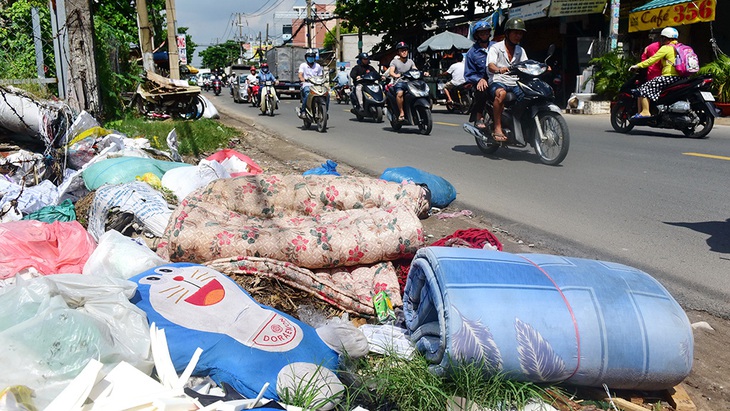 Khổ vì... rác khổng lồ, nào là sofa nào là giường tủ - Ảnh 1. Khổ vì... rác khổng lồ, nào là sofa nào là giường tủ - Ảnh 1.