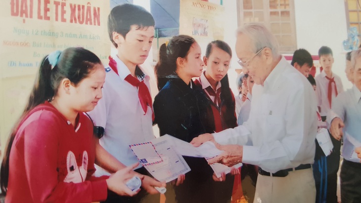 Học bổng của người thầy đã khuất - Ảnh 3. Học bổng của người thầy đã khuất - Ảnh 3.