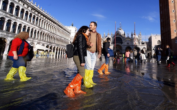 Nước ngập mênh mông khiến Venice mất khách hơn cả bị khủng bố