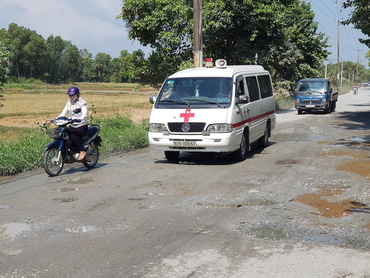 5km đầu tỉnh lộ 943 đầy ổ gà gây khó cho xe cộ, vất vả cho học trò - Ảnh 2.