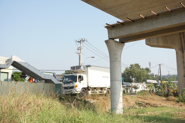 Cầu vượt đi bộ Suối Tiên thấp hơn thiết kế: Thuê tư vấn đánh giá độc lập - Ảnh 1.