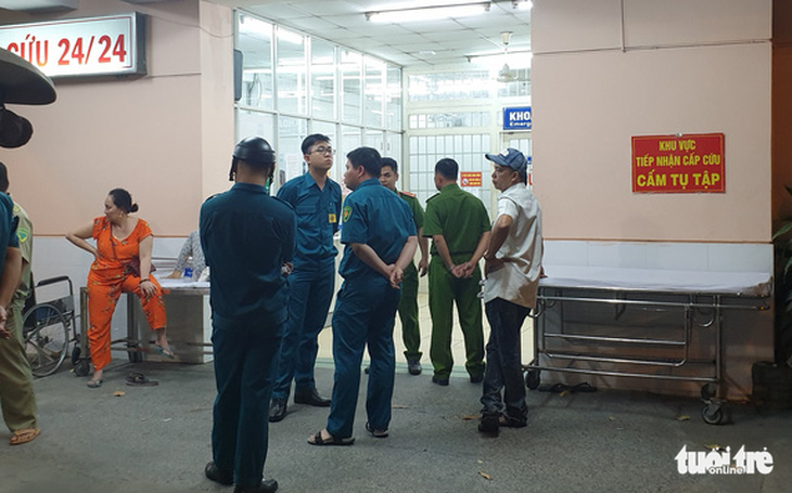 Bệnh nhân cầm súng nhỏ, quá bất ngờ y bác sĩ không thể cản - Ảnh 4. Bệnh nhân cầm súng nhỏ, quá bất ngờ y bác sĩ không thể cản - Ảnh 4.