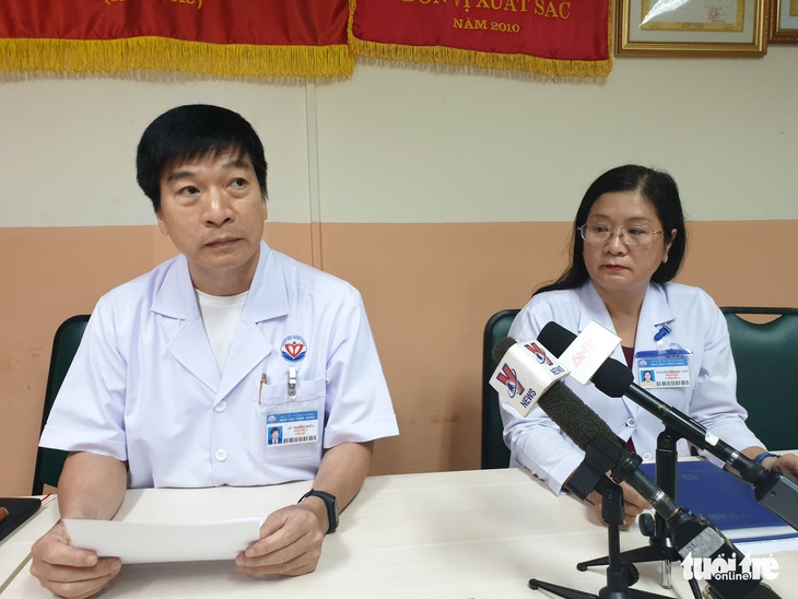Bệnh nhân cầm súng nhỏ, quá bất ngờ y bác sĩ không thể cản - Ảnh 1. Bệnh nhân cầm súng nhỏ, quá bất ngờ y bác sĩ không thể cản - Ảnh 1.
