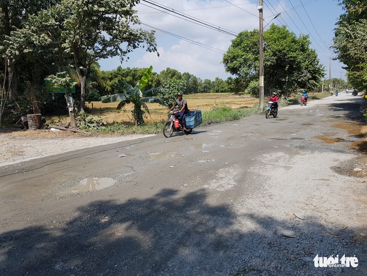 5km đầu tỉnh lộ 943 đầy ổ gà gây khó cho xe cộ, vất vả cho học trò - Ảnh 1.