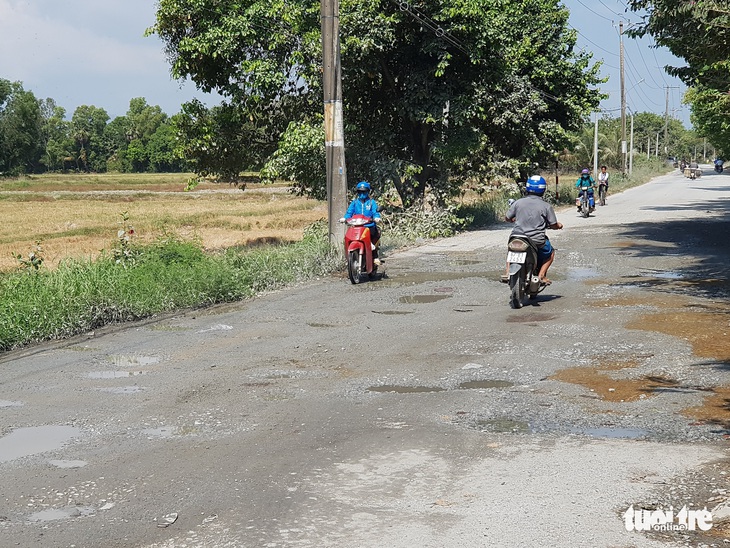 5km đầu tỉnh lộ 943 đầy ổ gà gây khó cho xe cộ, vất vả cho học trò - Ảnh 3.