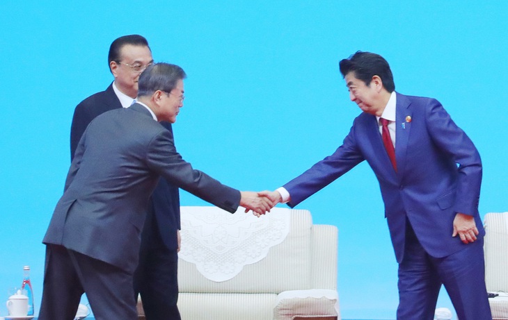 Cú bắt tay Hàn - Nhật tại hội nghị Thành Đô - Ảnh 1. Cú bắt tay Hàn - Nhật tại hội nghị Thành Đô - Ảnh 1.