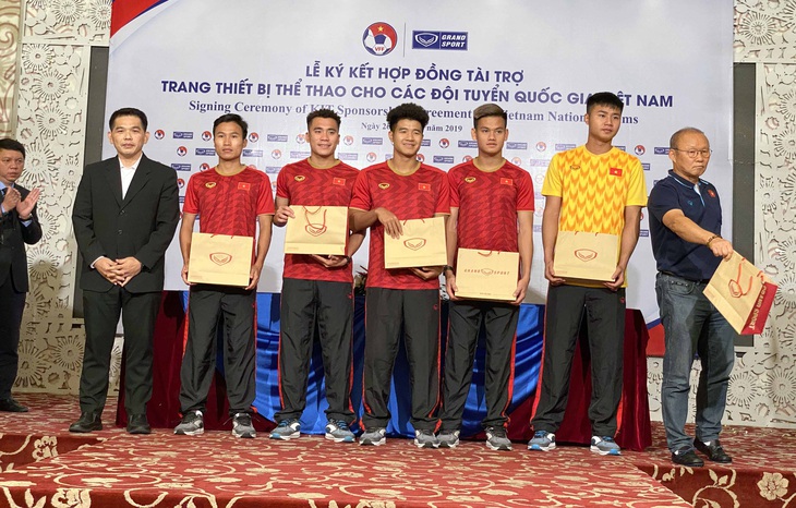 Bóng đá Việt Nam tiếp tục gắn bó với người Thái - Ảnh 2. Bóng đá Việt Nam tiếp tục gắn bó với người Thái - Ảnh 2.