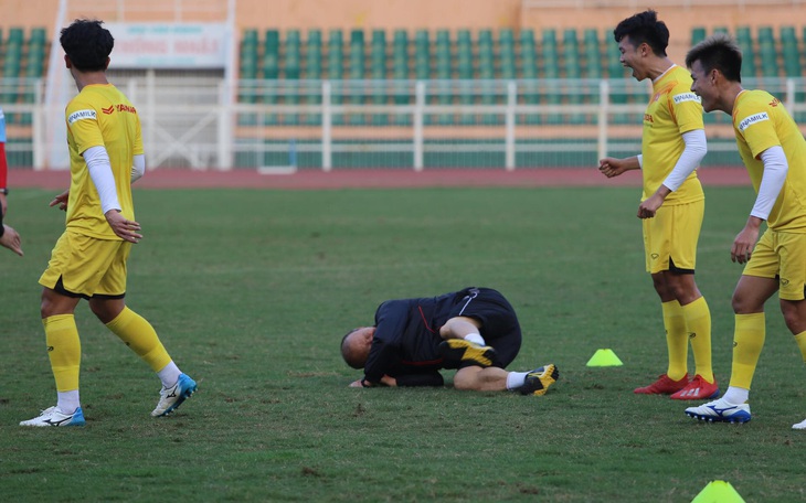 Thầy Park té lăn cù vì chơi bóng ma với học trò