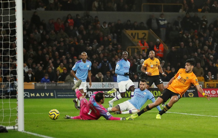 Thua Wolverhampton theo kịch bản không tưởng, Man City tung cờ trắng - Ảnh 4.