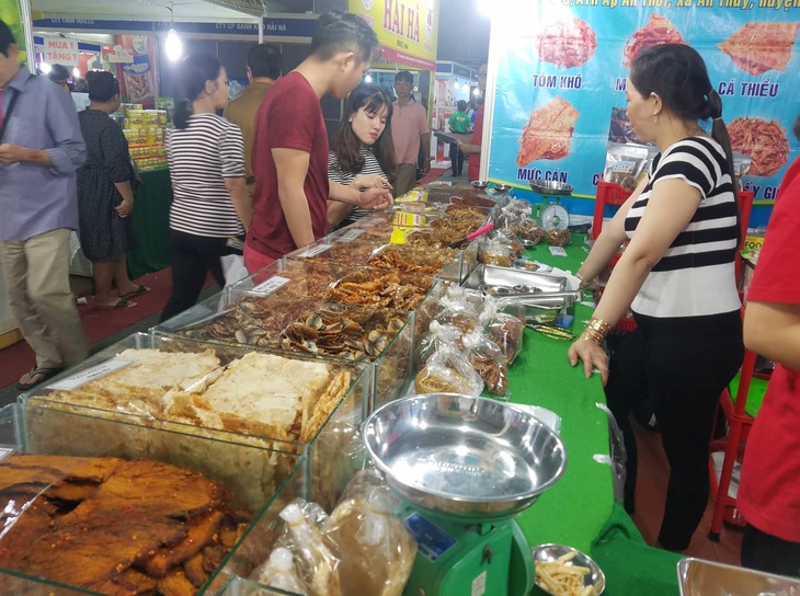 Hàng trăm đặc sản vùng miền đổ bộ về Sài Gòn đón Tết - Ảnh 2. Hàng trăm đặc sản vùng miền đổ bộ về Sài Gòn đón Tết - Ảnh 2.